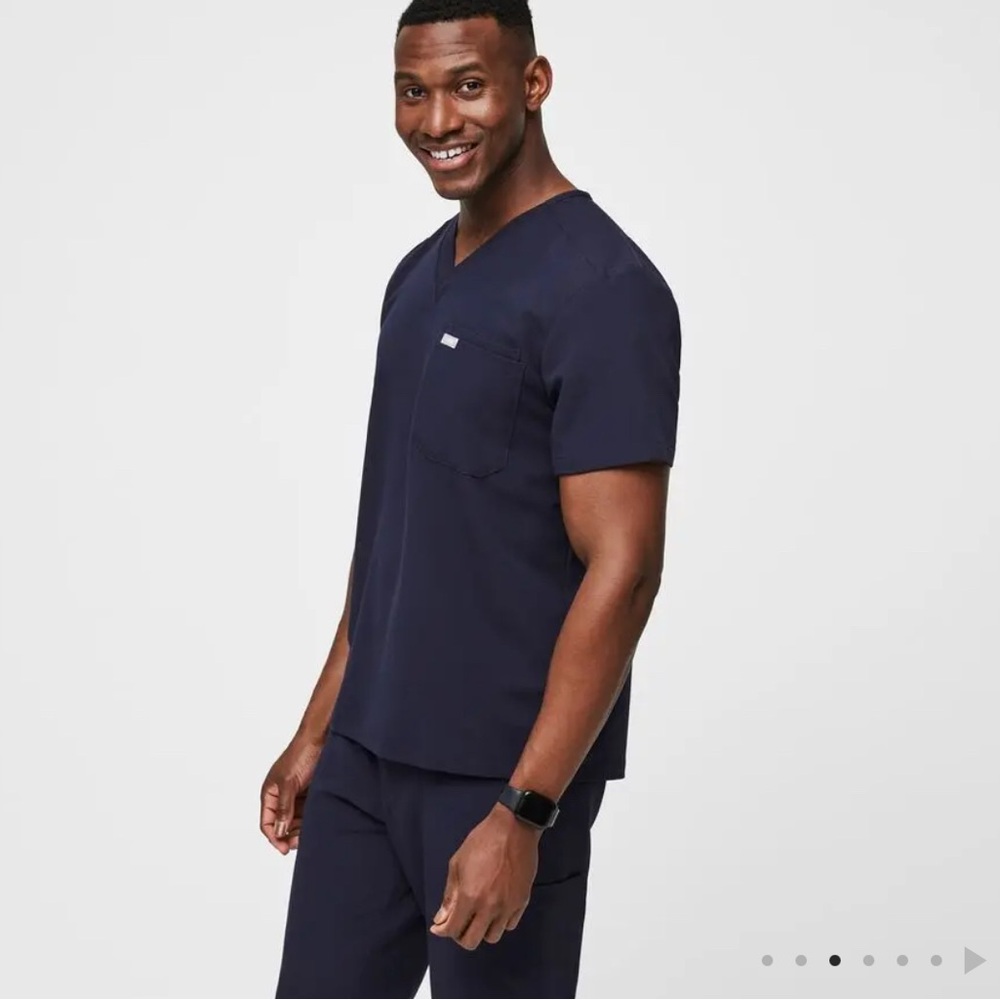 FIGS LEON Three-Pocket Scrub Top - Picture 2 of 5